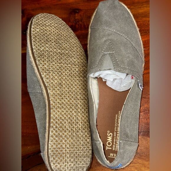 TOMS NOW THATS A WRAP  Gray Slip-On Shoes SZ 9 NWOT - Picture 2 of 5